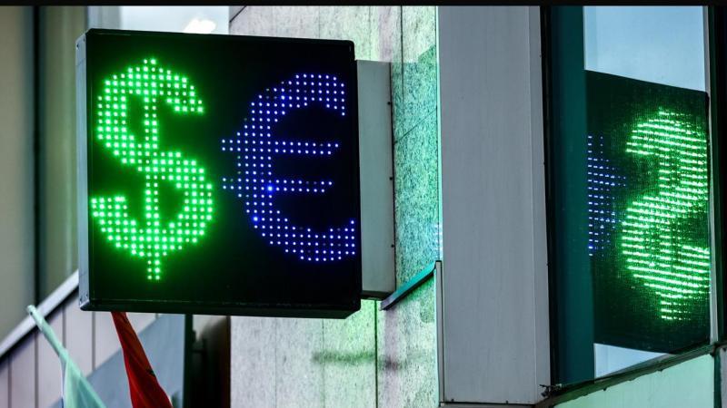 Курс доллара на межбанке впервые с 23 апреля поднялся выше 76 рублей