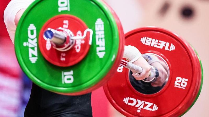 IWF допустила российских штангистов с флагом и гимном во всех возрастных группах