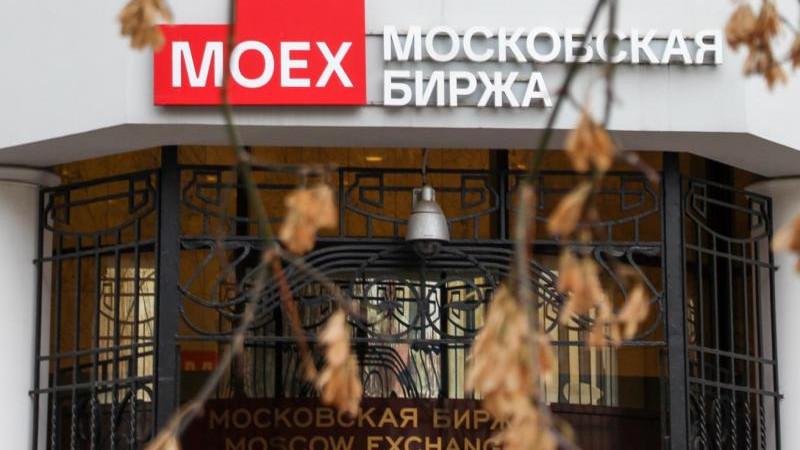Российский рынок акций снижается на открытии торгов