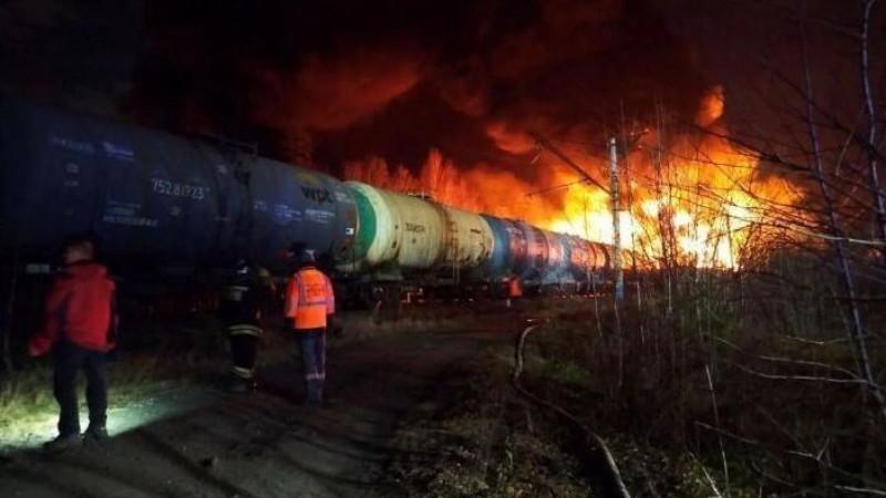 Число сошедших с путей вагонов грузового поезда на Урале выросло до 39