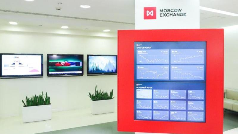 Российский рынок акций снижается на открытии основных торгов