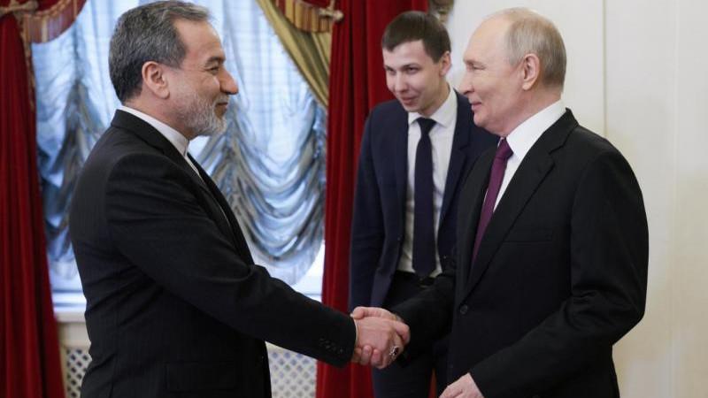 Путин принял в Санкт-Петербурге главу МИД Ирана