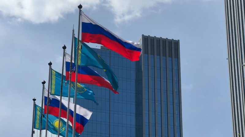 Улицы Астаны украсили триколорами РФ в преддверии госвизита Путина
