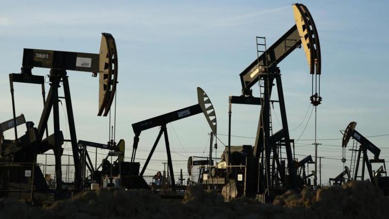 Стоимость нефти Brent снижалась почти на 4%