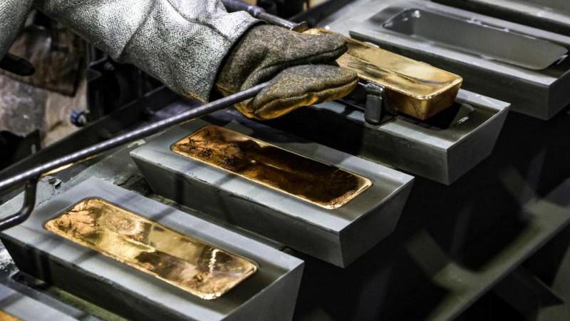 Цена золота впервые с 27 марта опустилась ниже $4 400
