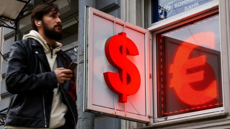 Курс евро впервые с марта поднялся выше 100 рублей