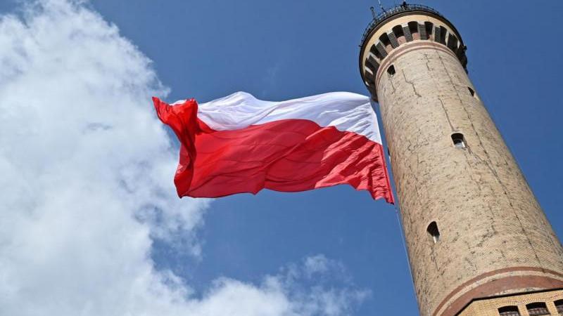 В Польше с февраля отменяют пособия на детей неработающих украинцев