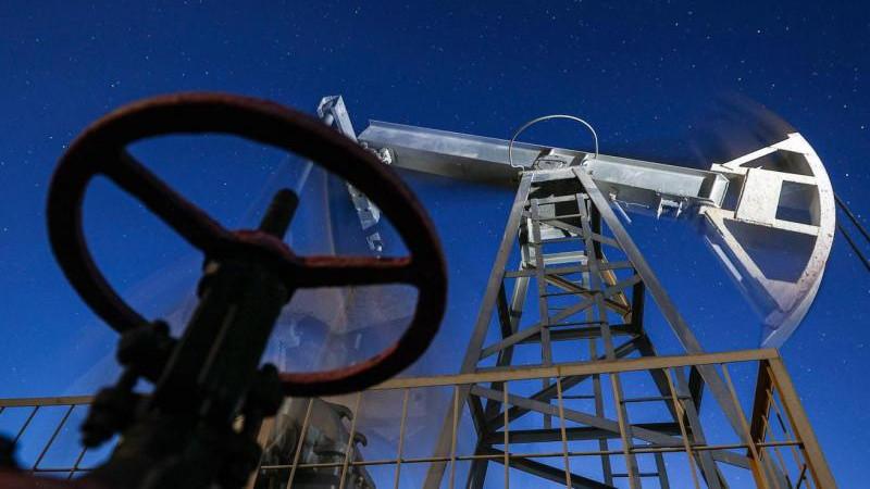 Цена нефти Brent впервые с 20 апреля опускалась ниже $93