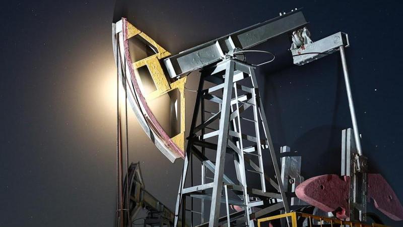Цена нефти Brent впервые с 17 июля опускалась ниже $85