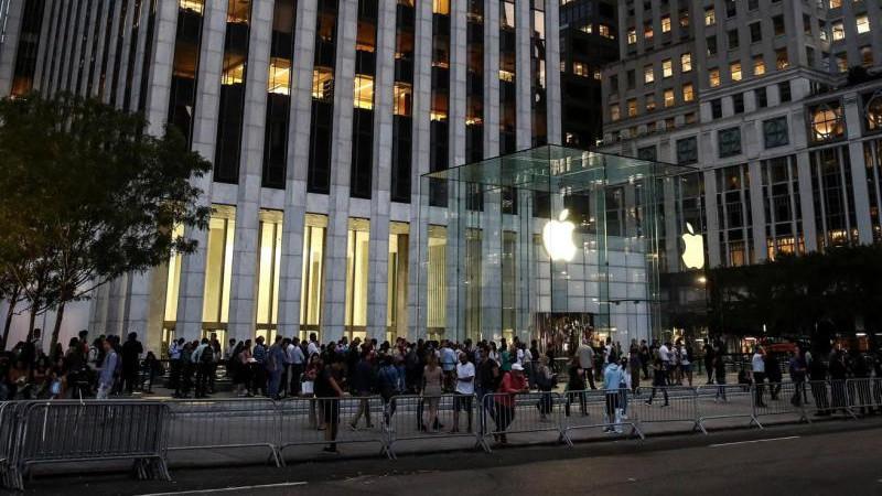 Apple стала второй в истории компанией с капитализацией более $5 трлн