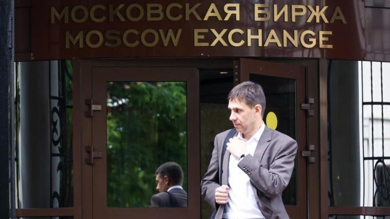 Российский рынок акций снижается на открытии торгов