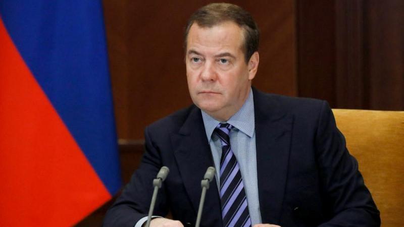 Медведев: горячая и экономическая войны закончатся победой России