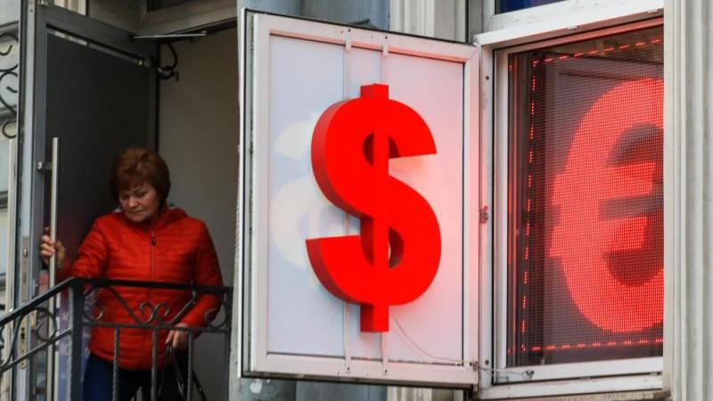 Курс доллара на межбанке впервые с 4 августа опускался ниже 80 рублей