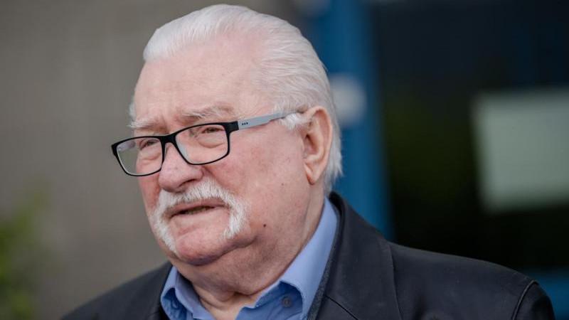 Бывший президент Польши "снял с груди украинский флаг" из-за героизации УПА