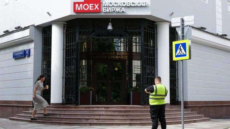Российский рынок акций снижается на открытии торгов