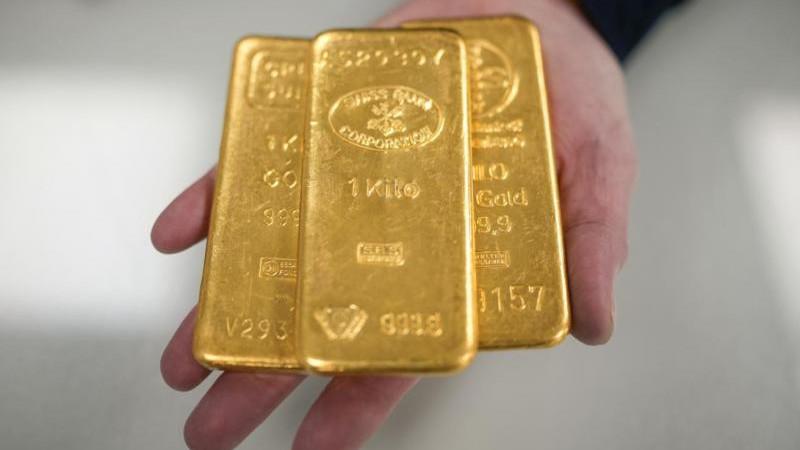 Цена золота впервые с 20 июля опустилась ниже $4 тыс.