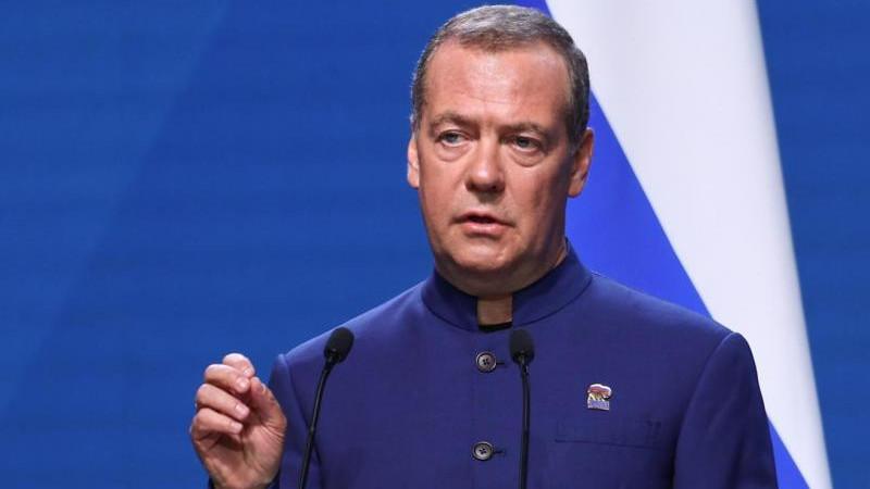 Медведев: враги всегда хотели расшатать Россию не в силах ею командовать