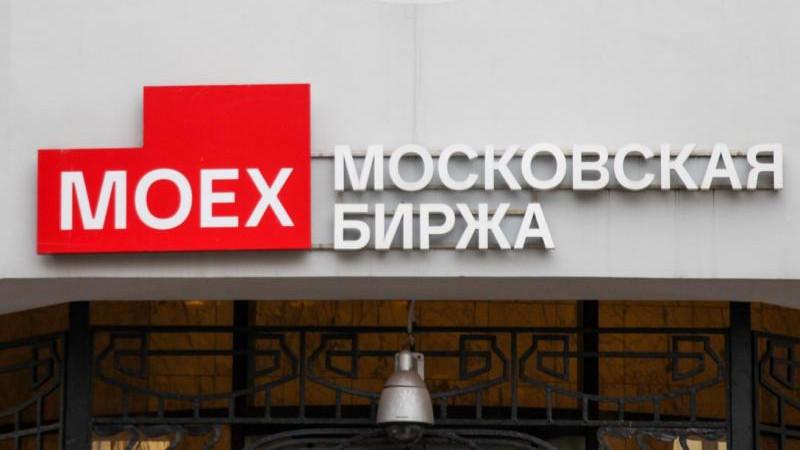 Российский рынок акций снижается на открытии торгов