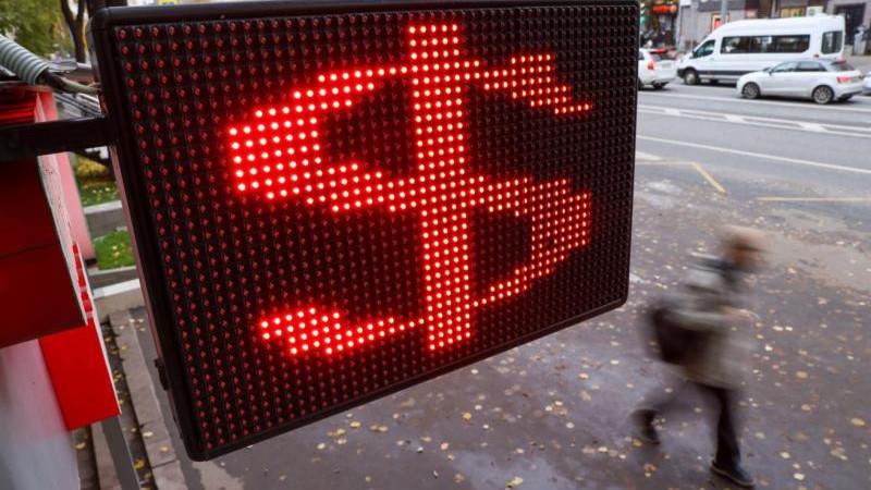 Курс доллара на межбанке вновь опустился ниже 80 рублей