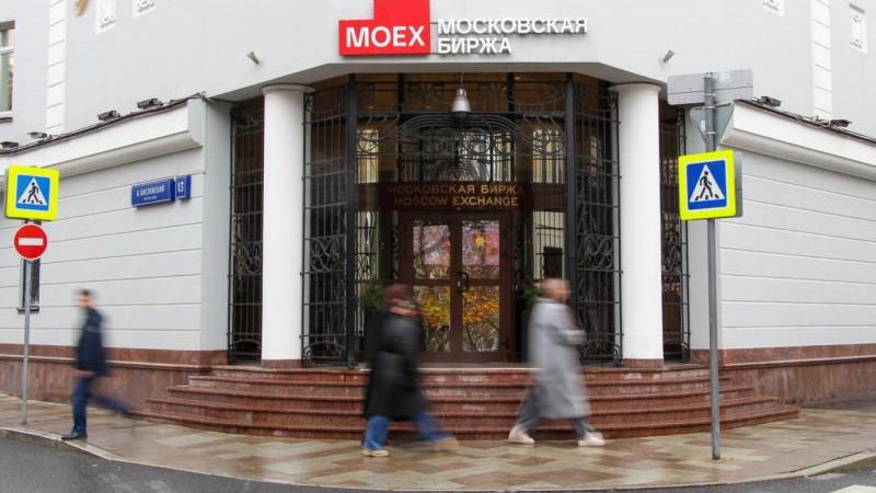 Российский рынок акций снижается на открытии торгов