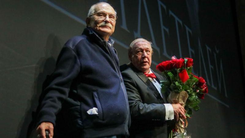 Михалков заявил, что Ефремов выполнил условия для возвращения к театральной деятельности