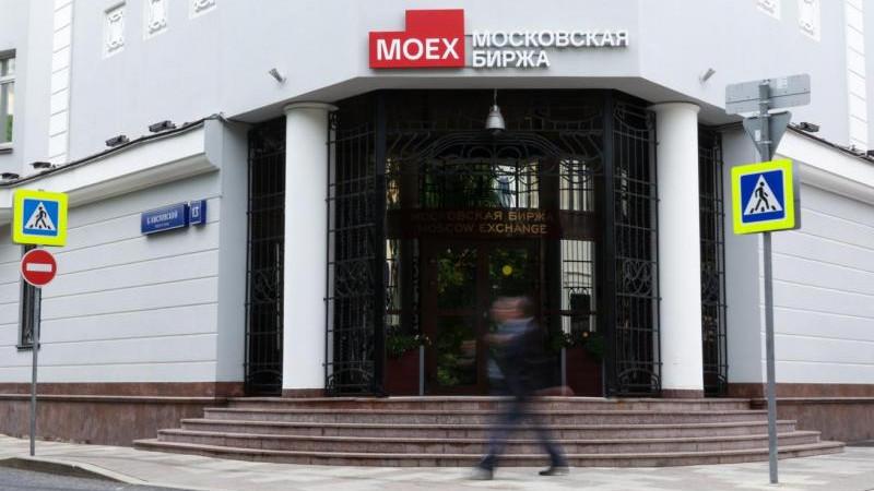 Российский рынок акций растет на открытии торгов