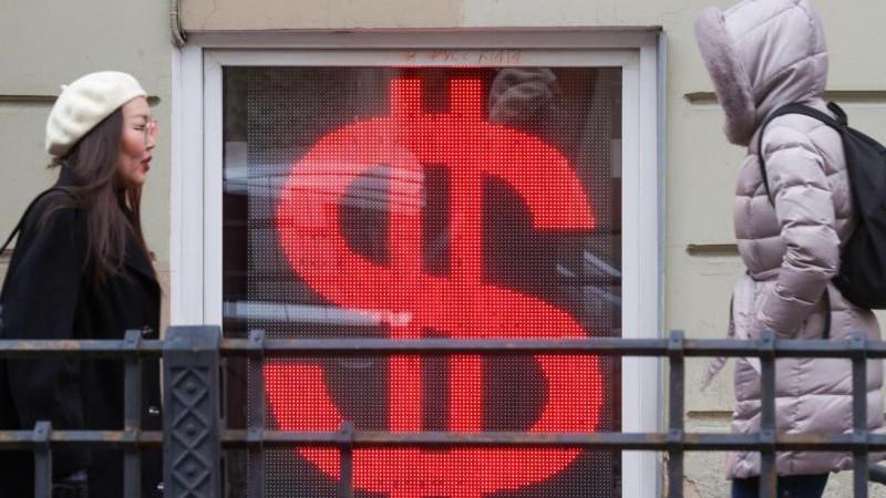 Курс доллара на межбанке опускался ниже 83 рублей