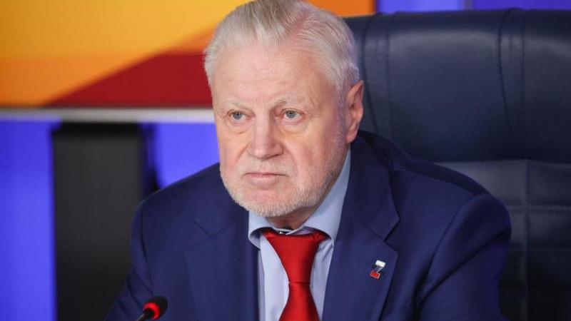 Миронов предложил повысить стипендии до прожиточного минимума