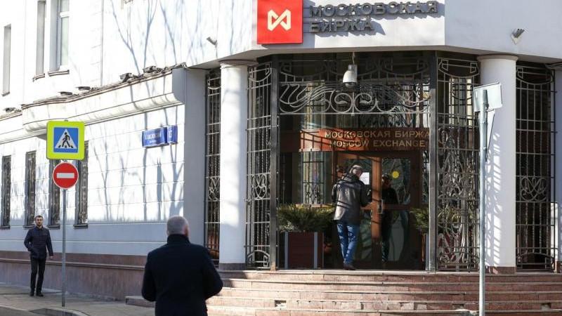 Российский рынок акций снижается на открытии основных торгов