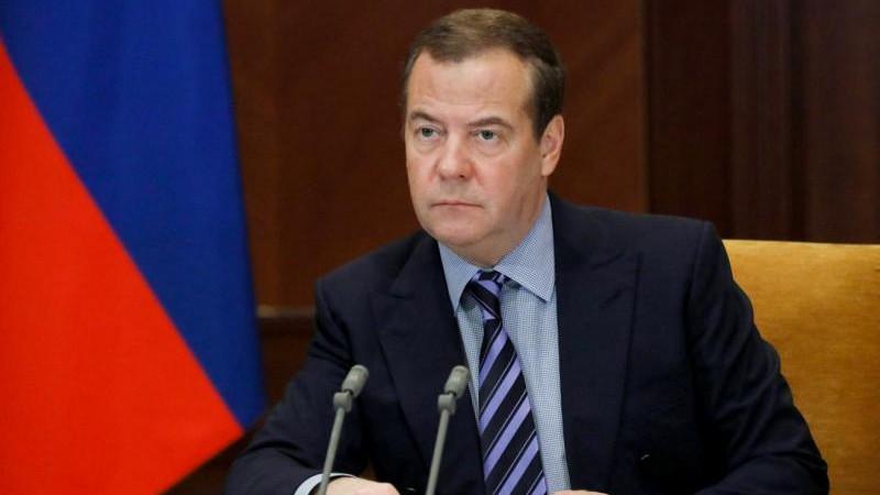 Медведев призвал активизировать оборону против санкций