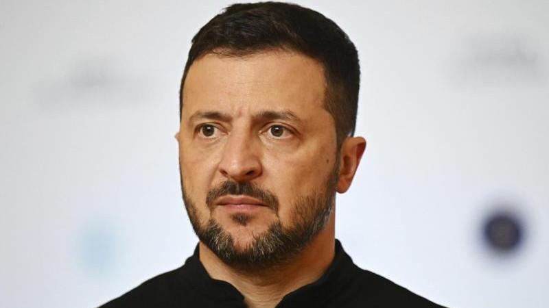 Зеленский пожаловался на жесткую обстановку для ВСУ на фронте