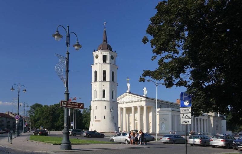 Lithuania enacts ban on cars with Russian license plates