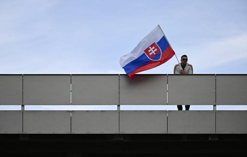 Press review: Slovakia blocks Russian asset seizure as Europe youth protests spread