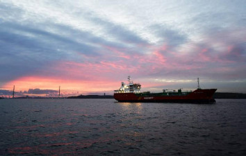 Press review: Russia-US gas deal riles Europe as Putin says no bombs on Ukraine vote day