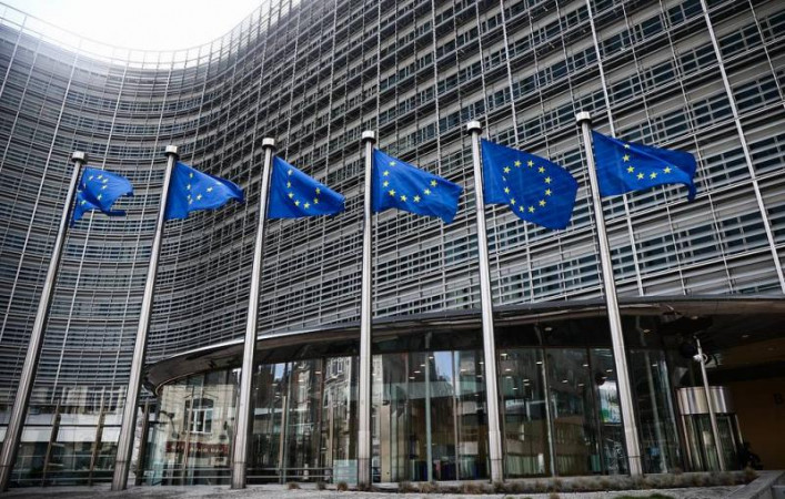 Press review: Ukraine aid dips in 2025 and US, Europe tussle over tech dispute