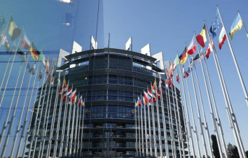 Press review: Russian asset grab back on EU agenda and Starlink or no, Ukraine to fight on